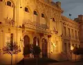 Fachada iluminada de la Casa de Gobierno de San Luis, uno de los edificios hist�ricos m�s emblem�ticos de la capital puntana.