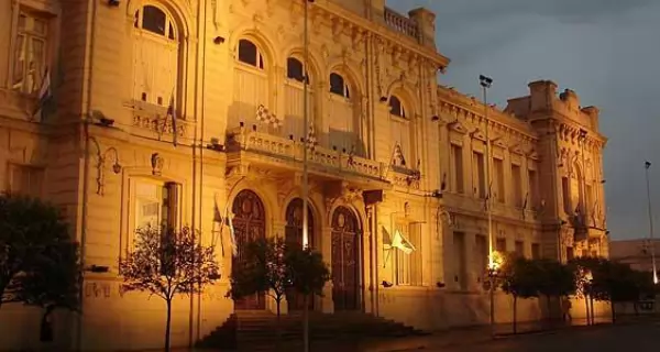 Fachada iluminada de la Casa de Gobierno de San Luis, uno de los edificios hist�ricos m�s emblem�ticos de la capital puntana.