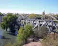 Vista a�rea de la ciudad de Neuqu�n, donde el r�o Limay recorre la capital patag�nica entre espacios verdes y vida urbana.