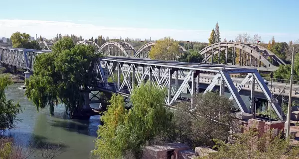 Vista a�rea de la ciudad de Neuqu�n, donde el r�o Limay recorre la capital patag�nica entre espacios verdes y vida urbana.