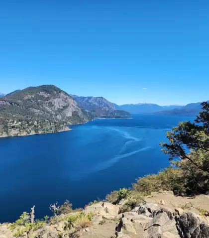 Vista panor�mica desde el Mirador Bandurrias, mostrando el lago L�car y las monta�as circundantes.