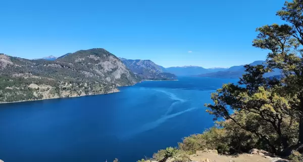 Vista panor�mica desde el Mirador Bandurrias, mostrando el lago L�car y las monta�as circundantes.