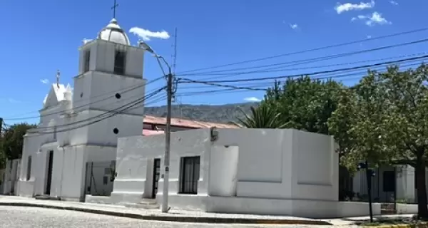 Fachada de la Capilla Nuestra Se�ora del Rosario, un emblema de la arquitectura colonial en Villa de Merlo.