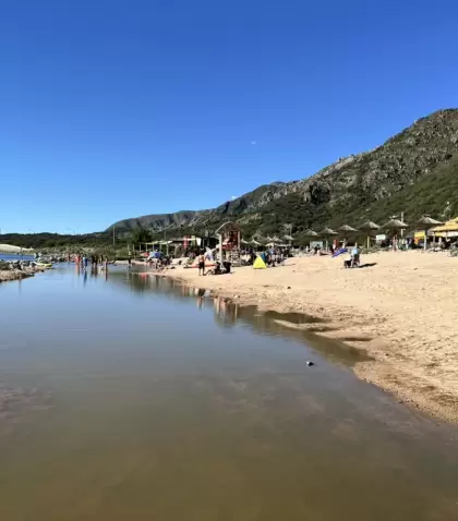 Vista panor�mica del Dique Piscu Yaco, con sus aguas cristalinas rodeadas por las sierras de San Luis.