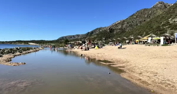 Vista panor�mica del Dique Piscu Yaco, con sus aguas cristalinas rodeadas por las sierras de San Luis.