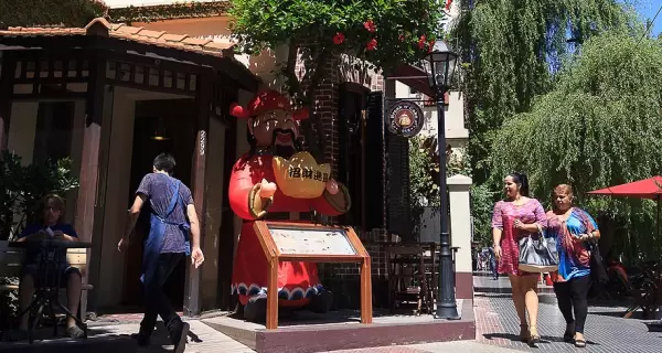 Fachada de los comercios del Barrio Chino
