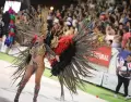 Un desfile de carnaval con bailarines y coloridas carrozas en Argentina.