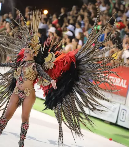 Un desfile de carnaval con bailarines y coloridas carrozas en Argentina.