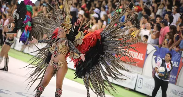 Un desfile de carnaval con bailarines y coloridas carrozas en Argentina.