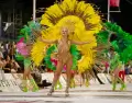 Un desfile de carnaval con bailarines y coloridas carrozas en Argentina.