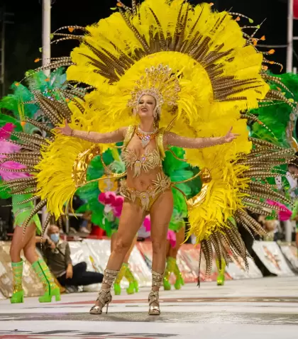 Un desfile de carnaval con bailarines y coloridas carrozas en Argentina.