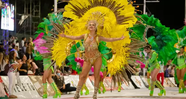 Un desfile de carnaval con bailarines y coloridas carrozas en Argentina.