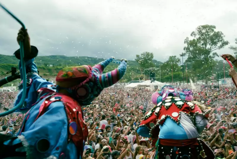 Un desfile de carnaval con bailarines y coloridas carrozas en Argentina.