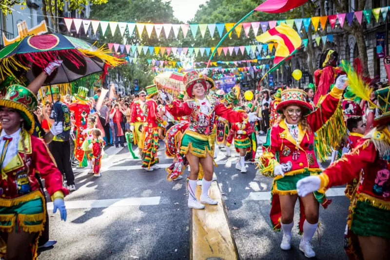 Un desfile de carnaval con bailarines y coloridas carrozas en Argentina.