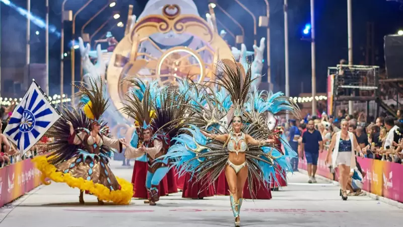 Un desfile de carnaval con bailarines y coloridas carrozas en Argentina.