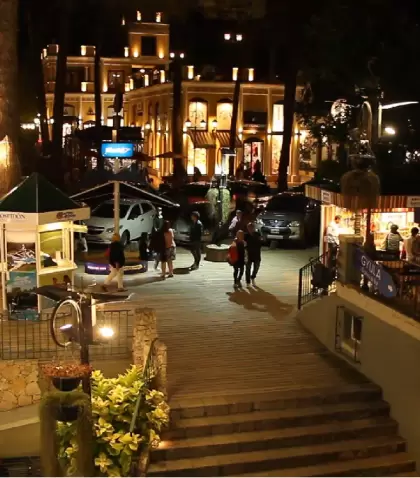 Los locales en Pinamar de noche