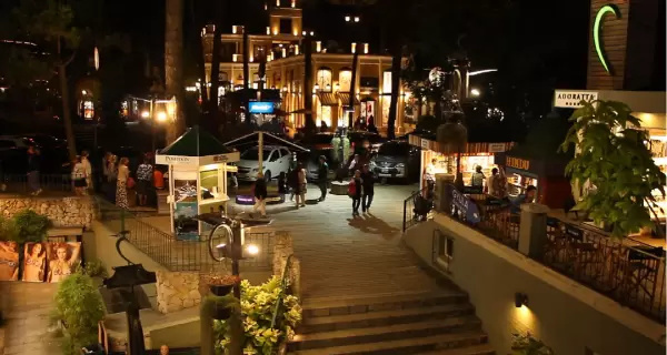 Los locales en Pinamar de noche