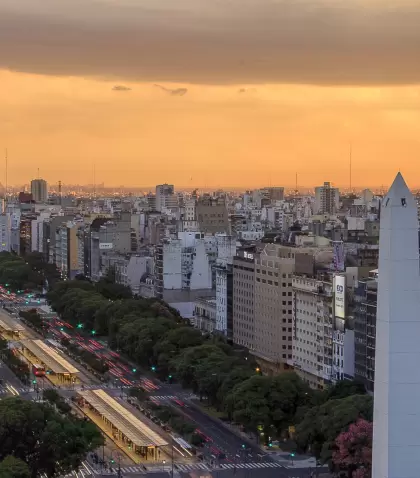 Atardecer sobre la Avenida 9 de Julio con el Obelisco como protagonista en la postal de la ciudad.