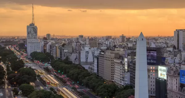 Atardecer sobre la Avenida 9 de Julio con el Obelisco como protagonista en la postal de la ciudad.