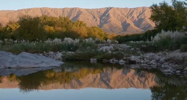 Vista de un arroyo entre las Sierras: una t�pica postal del turismo aventura en C�rdoba.