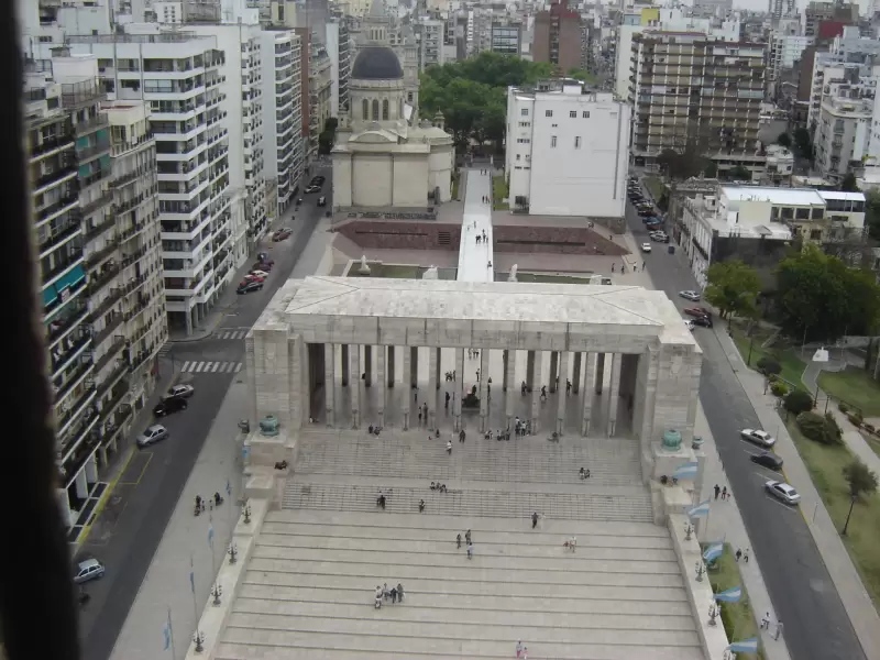 Vista a�rea del Monumento a la Bandera en Rosario, con el Patio C�vico y el casco urbano de fondo.