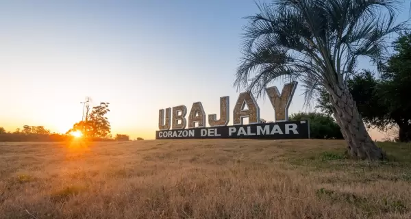 Cartel de bienvenida a Ubajay, conocido como el "Coraz�n del Palmar" por su cercan�a con el Parque Nacional El Palmar.