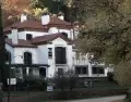 Fachada de la Casa Museo Manuel Mujica Lainez, una visita imprescindible en La Cumbre para los amantes de la literatura y el arte.