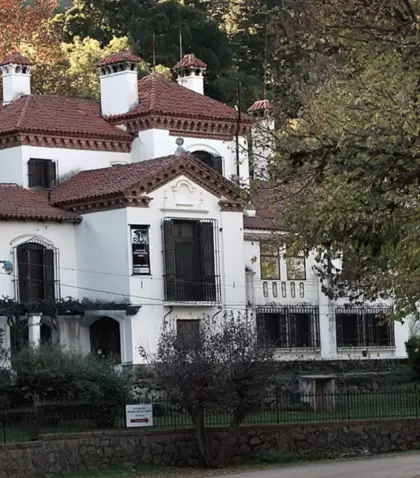 Fachada de la Casa Museo Manuel Mujica Lainez, una visita imprescindible en La Cumbre para los amantes de la literatura y el arte.