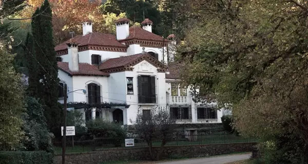 Fachada de la Casa Museo Manuel Mujica Lainez, una visita imprescindible en La Cumbre para los amantes de la literatura y el arte.