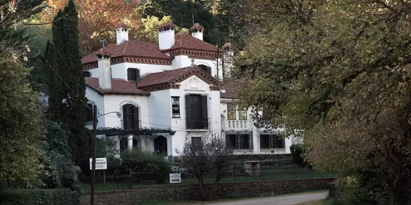 Fachada de la Casa Museo Manuel Mujica Lainez, una visita imprescindible en La Cumbre para los amantes de la literatura y el arte.