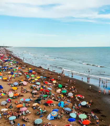 Vista panor�mica de la playa c�ntrica de Monte Hermoso en temporada alta, con aguas c�lidas y ambiente familiar.