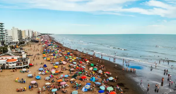 Vista panor�mica de la playa c�ntrica de Monte Hermoso en temporada alta, con aguas c�lidas y ambiente familiar.