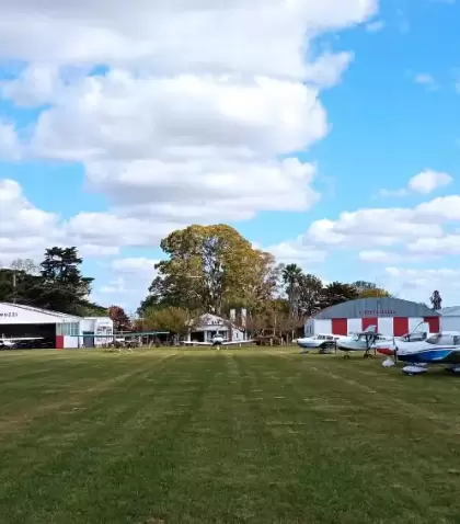 Aviones listos para despegar en el Aeroclub San Pedro, punto de partida de los vuelos de bautismo.