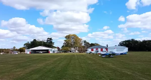 Aviones listos para despegar en el Aeroclub San Pedro, punto de partida de los vuelos de bautismo.