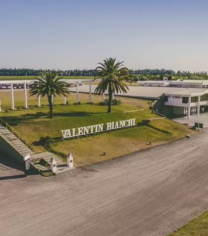 Bodegas Bianchi, una de las m�s tradicionales de Mendoza, invita a descubrir el mundo del vino con historia, elegancia y pasi�n.
