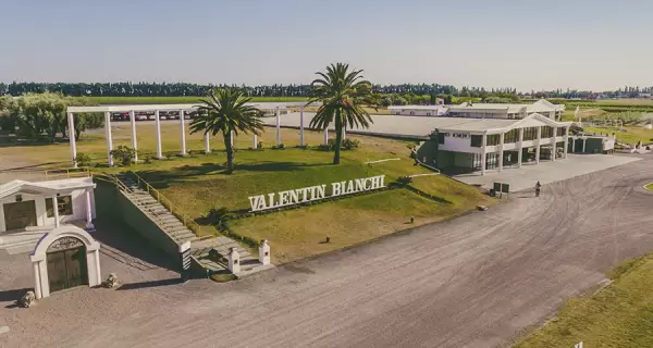 Bodegas Bianchi, una de las m�s tradicionales de Mendoza, invita a descubrir el mundo del vino con historia, elegancia y pasi�n.