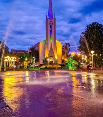Vista nocturna de la Catedral San Antonio y la plaza central de Ober�, con sus juegos de luces y fuentes.