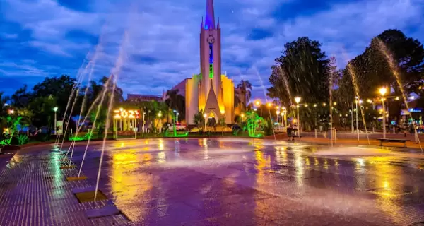 Vista nocturna de la Catedral San Antonio y la plaza central de Ober�, con sus juegos de luces y fuentes.