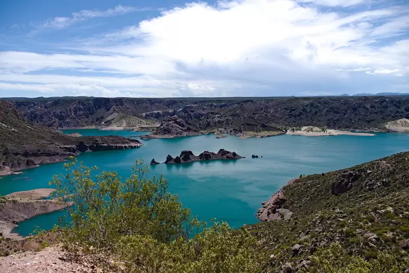 Formaci�n "El Submarino": isla dentro del lago formado por el Embalse Valle Grande, Ca��n del Atuel, San Rafael.