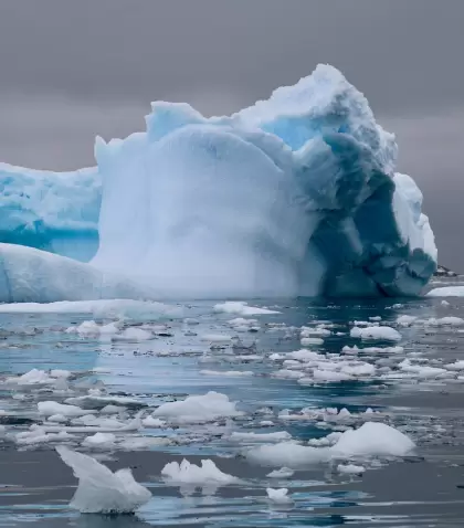 Crucero navegando entre glaciares del sur argentino, una experiencia esc�nica inolvidable.
