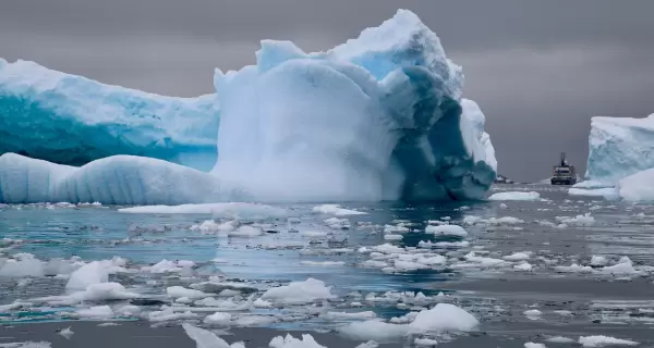 Crucero navegando entre glaciares del sur argentino, una experiencia esc�nica inolvidable.