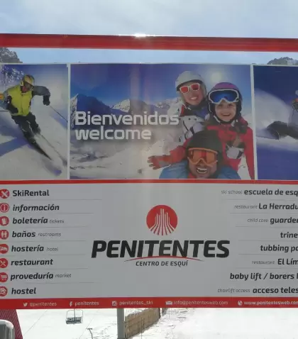 Cartel de bienvenida al centro de esqu� Penitentes con todos sus servicios.