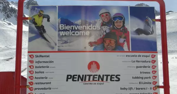 Cartel de bienvenida al centro de esqu� Penitentes con todos sus servicios.