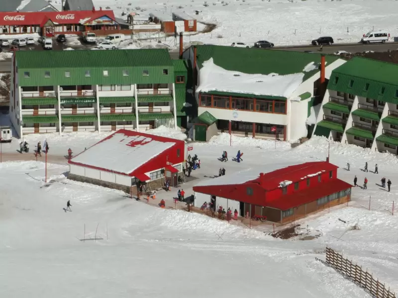 Área base del complejo Penitentes, con hoteles y servicios junto a la nieve.