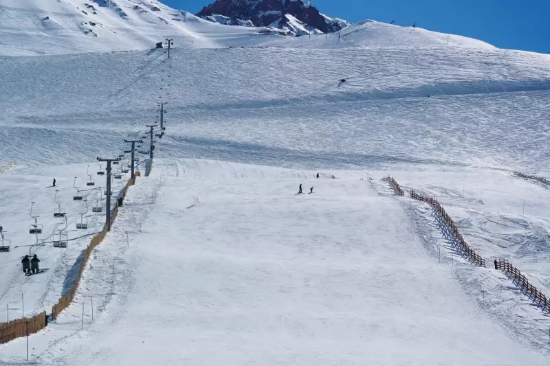 Centro de esquí Penitentes, con sus telesillas y amplias pistas sobre la cordillera.