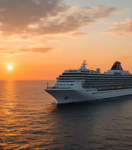 Un mini crucero surcando el mar al atardecer: una escapada intensa para vivir el mar en pocos d�as.