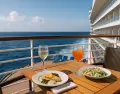 Comida servida en la cubierta de un crucero, con vista al mar: una de las experiencias m�s valoradas del todo incluido.