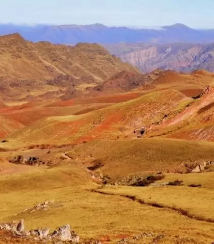 Formaci�n rocosa y cerros rojizos del Valle Encantado en Cachi, Salta, con cardonales y monta�as al fondo.