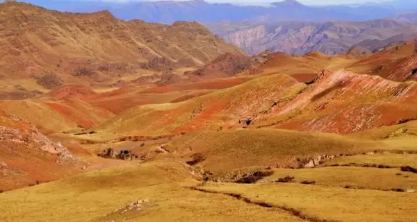 Formaci�n rocosa y cerros rojizos del Valle Encantado en Cachi, Salta, con cardonales y monta�as al fondo.