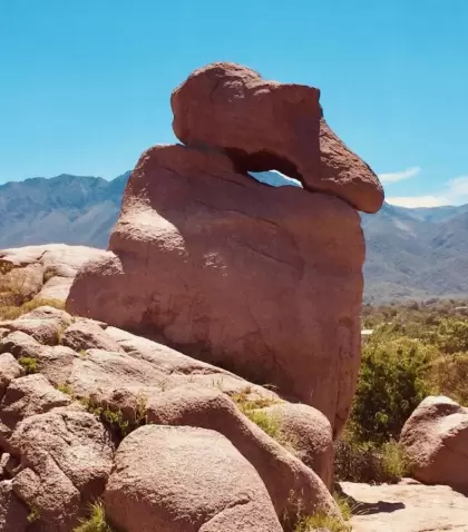Formaci�n rocosa natural en Capilla del Monte con forma de zapato, s�mbolo de la geograf�a del Valle de Punilla.